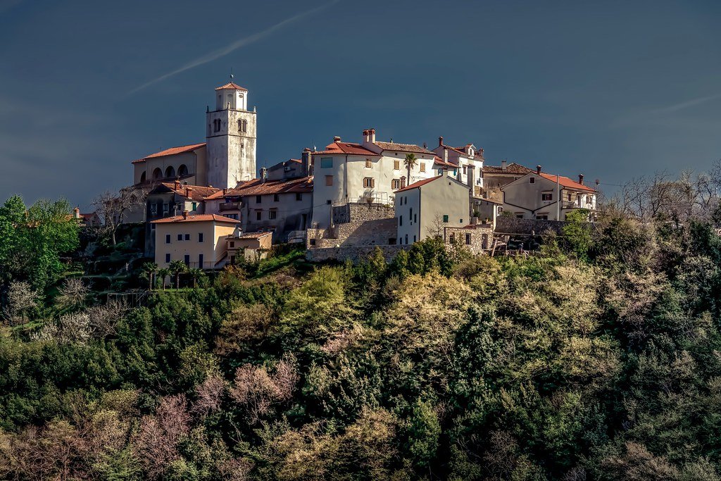 Historická kamenná vesnice Mošćenice nad kvarnerským pobřežím